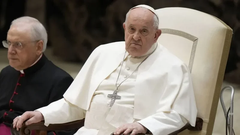 Папа Франциск заповів кошти на карети швидкої для України