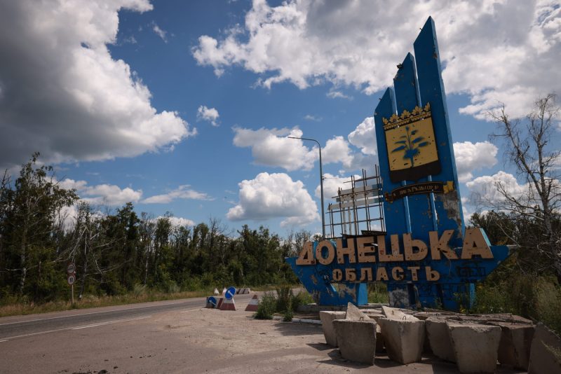 На Донеччині залишаються тисячі цивільних