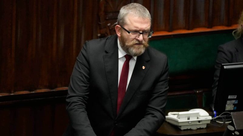 Польський кандидат у президенти зірвав прапор ЄС і витер ним взуття