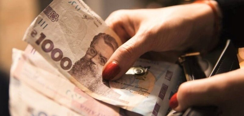Скільки насправді отримує український працівник після вирахування податків