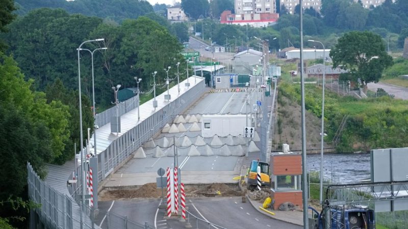 Безпека на кордоні: в Естонії встановлюють інженерні споруди на мосту до Росії