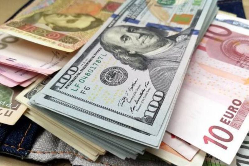 Курс долара в Україні очікує незначне підвищення у серпні