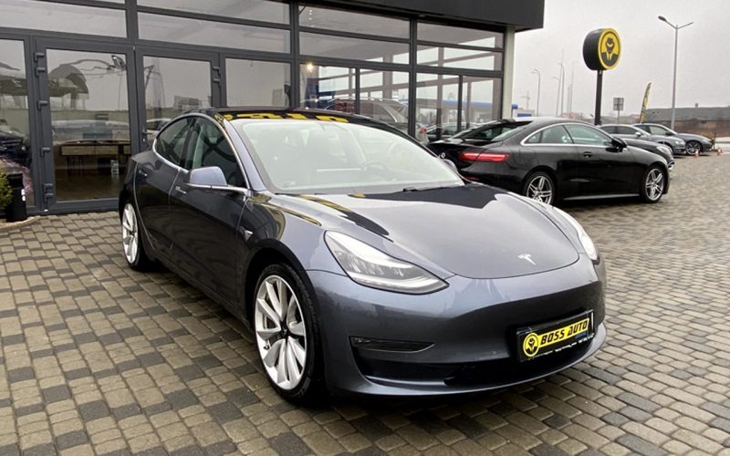 Tesla представила найдешевші версії Model 3 та Model Y