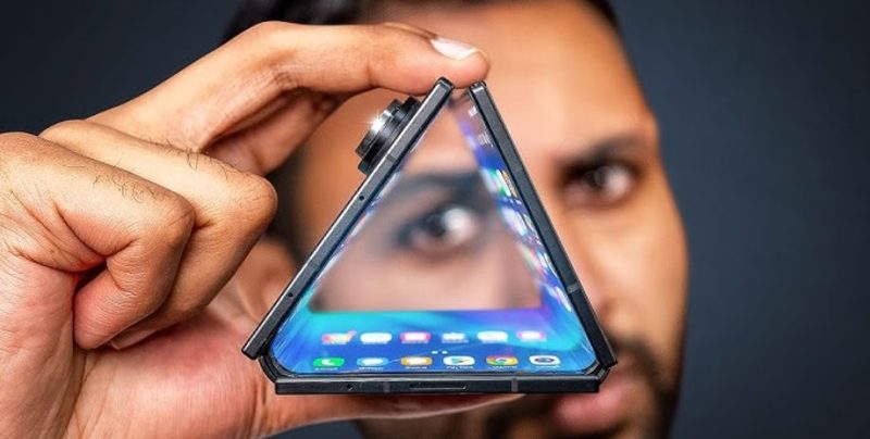 Samsung представила в Китаї свій перший потрійний складаний смартфон Galaxy Z TriFold